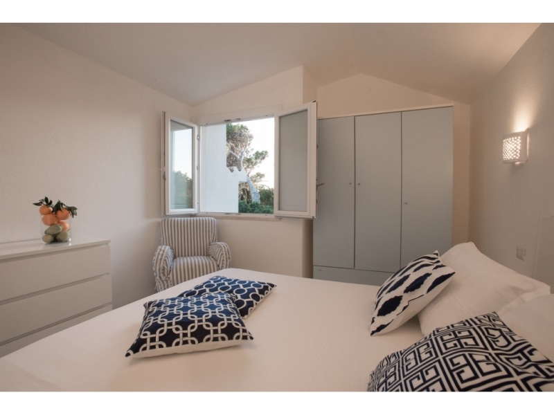 Villa Climene - Casa vacanze sul mare a Villasimius in Sardegna - camera con letto matrimoniale luminosa e finestrata.