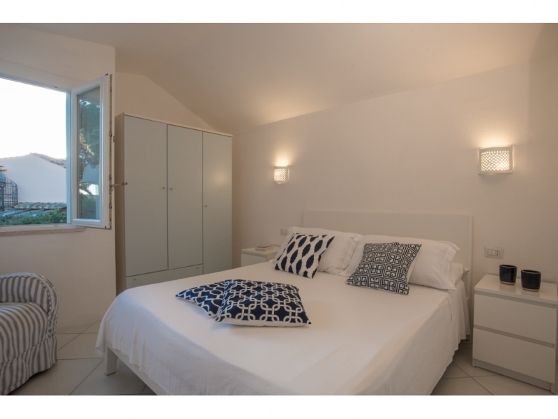 Villa Climene - Casa vacanze sul mare a Villasimius in Sardegna - camera da letto con finestra che si affacia sulla macchia mediterranea.