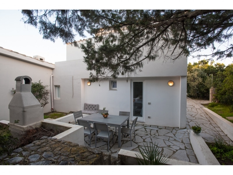 Villa Climene - Casa vacanze sul mare a Villasimius in Sardegna - cortile posteriore con tavolino e sedie.