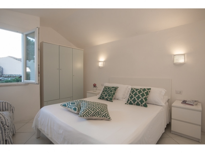 Villa Calliroe- Casa vacanze sul mare a Villasimius in Sardegna - camera da letto con finestra sul panorama.