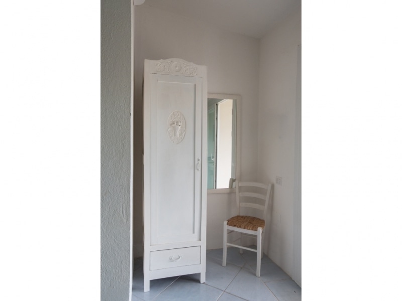 Villa Calliroe- Casa vacanze sul mare a Villasimius in Sardegna - angolo con finestra e antico armadio.