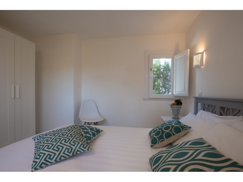 Villa Calliroe- Casa vacanze sul mare a Villasimius in Sardegna - camera da letto matrimoniale con luminosa finestra panoramica.