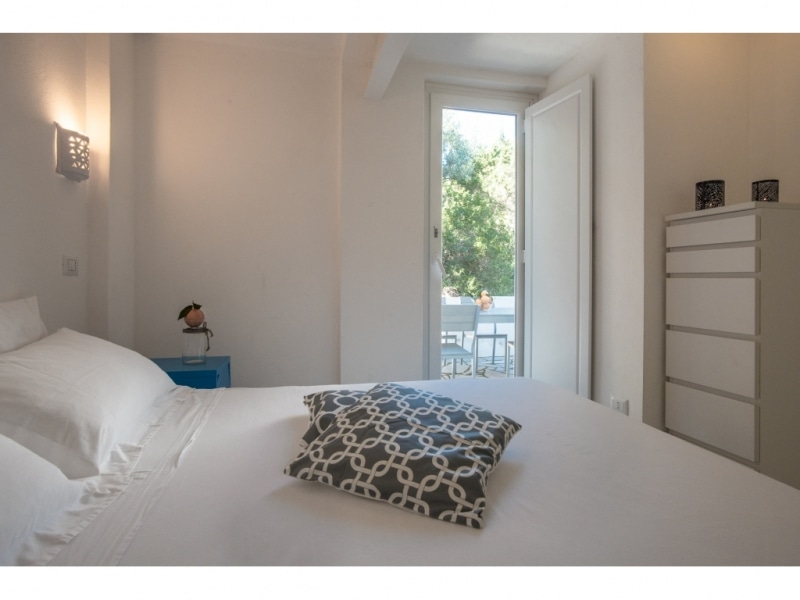 Villa Criside - Casa vacanze sul mare a Villasimius in Sardegna - camera matrimoniale con porta di accesso diretto all'esterno.