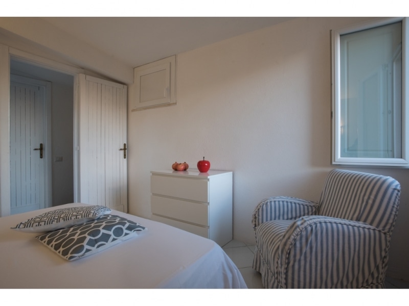Villa Criside - Casa vacanze sul mare a Villasimius in Sardegna - camera da letto con finestra frontali.