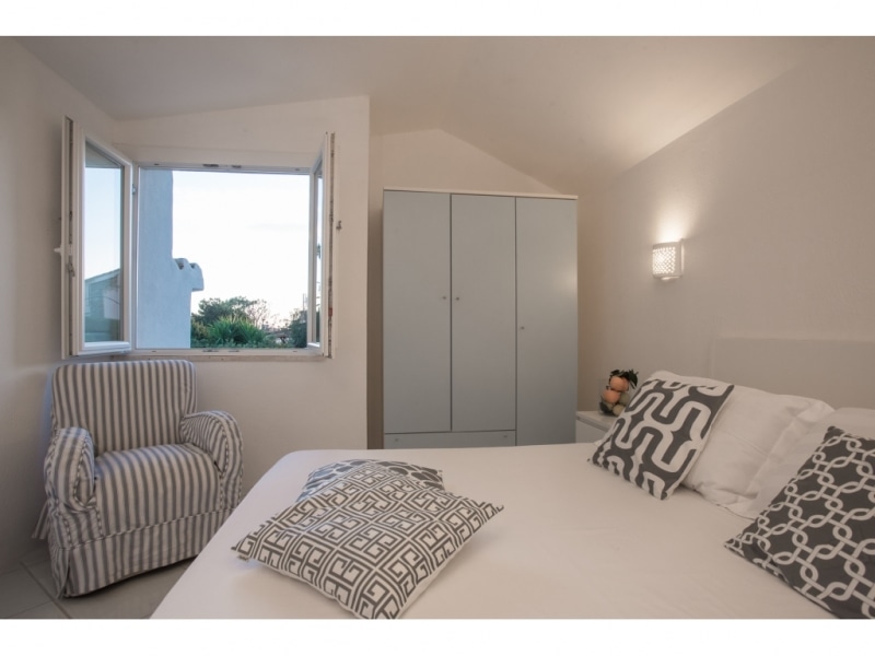 Villa Criside - Casa vacanze sul mare a Villasimius in Sardegna - camera da letto matrimoniale con luminosa finestra sull'esterno.
