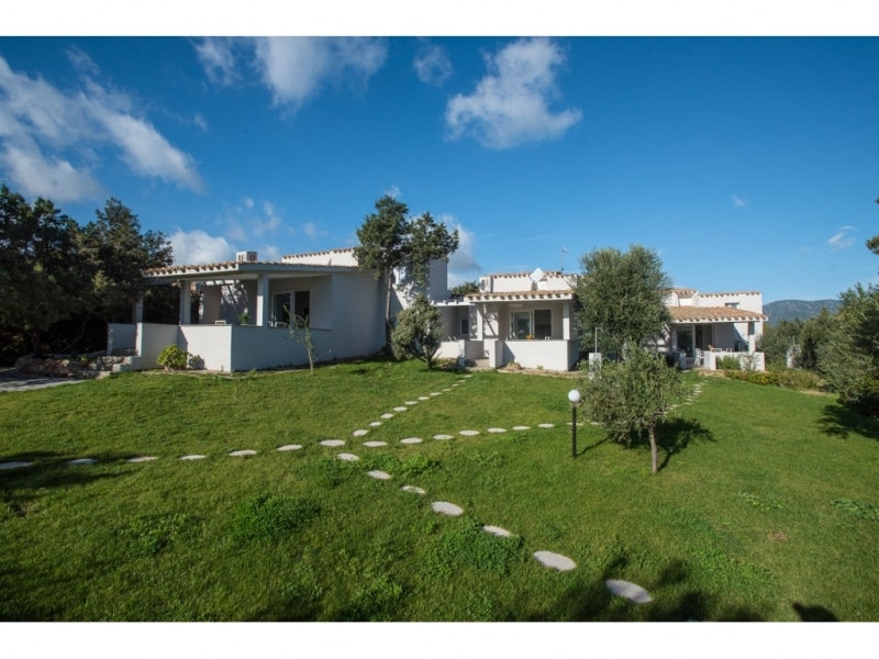 Villa Criside - Casa vacanze sul mare a Villasimius in Sardegna - Vista esterna della villa con camminatoio e giardino.