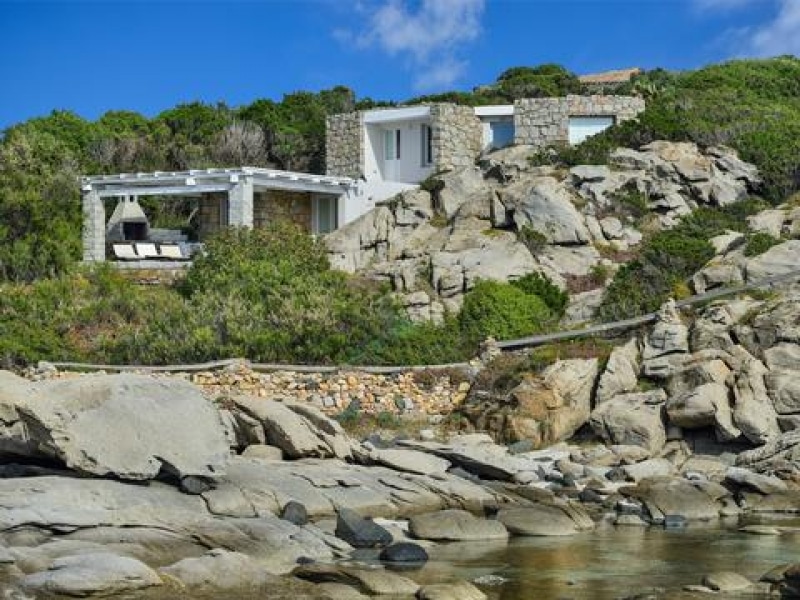 Villa Clitia - Casa vacanze sul mare a Villasimius in Sardegna - Vista esterna della villa dalla spiaggia privata antistante.