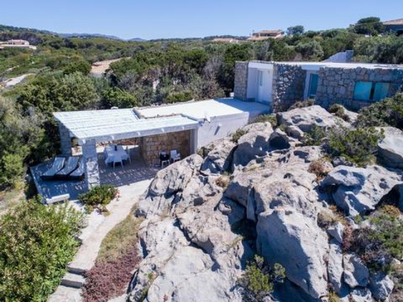 Villa Clitia - Casa vacanze sul mare a Villasimius in Sardegna - Vista esterna dall'alto della villa incastonata tra le rocce.