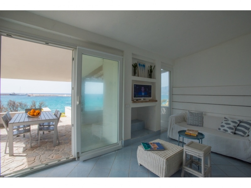 Villa Alie - Casa vacanze sul mare a Villasimius in Sardegna - salotto con accesso all'esterno.