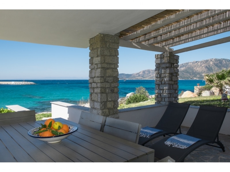 Villa Alie - Casa vacanze sul mare a Villasimius in Sardegna - Panorama della spiaggia dal patio esterno.