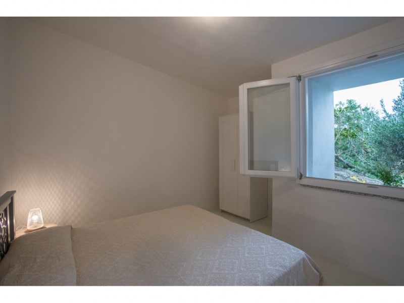 Villa Calipso - Casa vacanze sul mare a Villasimius in Sardegna - camera da letto con panoramica finestra sulla macchia mediterranea.
