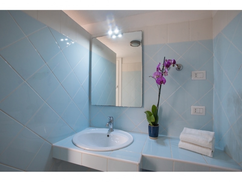 Villa Calipso - Casa vacanze sul mare a Villasimius in Sardegna - elegante bagno.