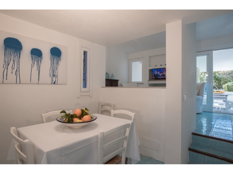 Villa Eunice - Casa vacanze sul mare a Villasimius in Sardegna - sala da pranzo con accesso al paio.