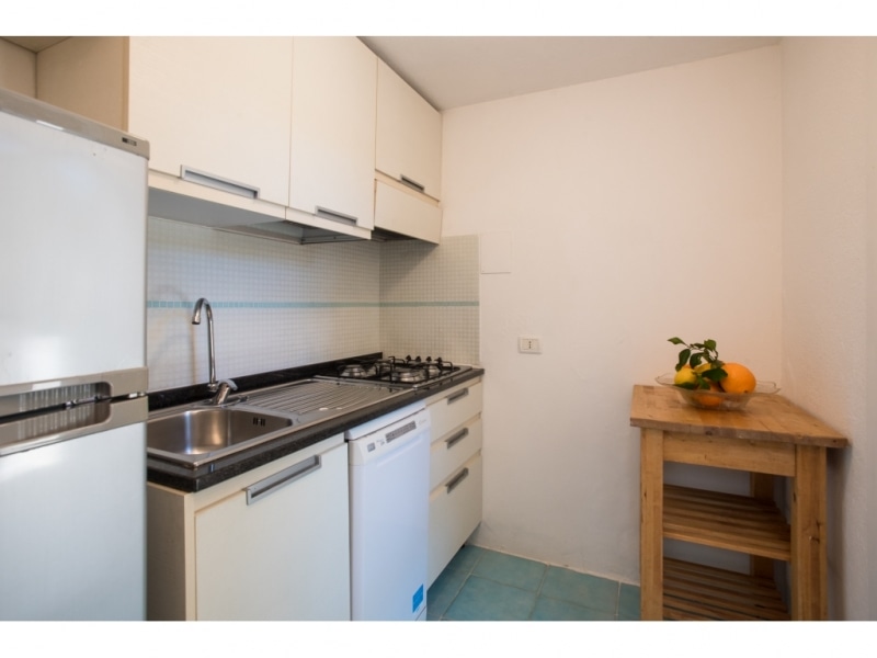 Villa Eunice - Casa vacanze sul mare a Villasimius in Sardegna - cucina con angolo cottura, completa e funzionale.