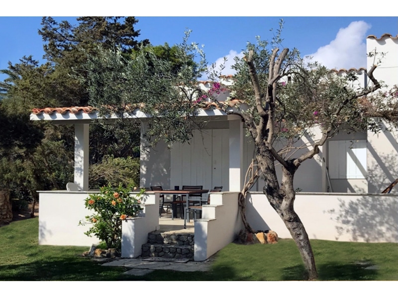 Villa Aretusa - Casa vacanze sul mare a Villasimius in Sardegna - scorcio della villa circondata da alberi e fiori.