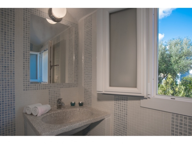 Villa Eudora - Casa vacanze sul mare a Villasimius in Sardegna - bagno luminoso e funzionale con paesaggio evocativo.