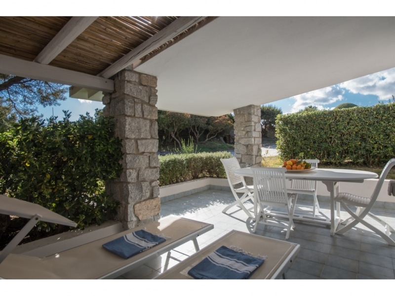 Villa Eudora - Casa vacanze sul mare a Villasimius in Sardegna - patio comodo e ben arredato circondato dalla natura.