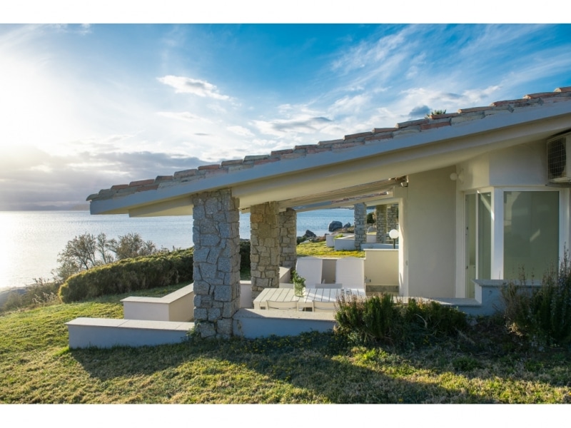 Villa Anfitrite - Casa vacanze sul mare a Villasimius in Sardegna - scorcio di villa immersa nel verde con panorama mozzafiato sul mare.