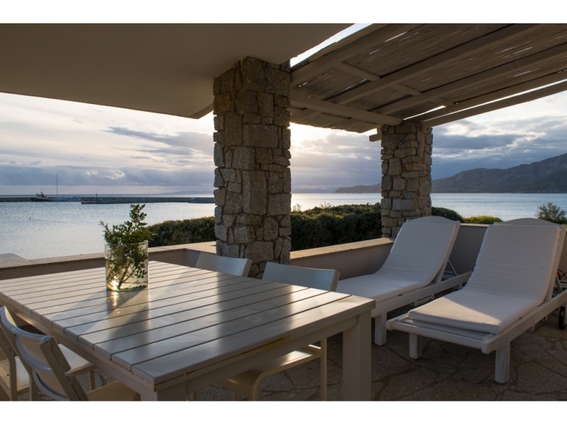 Villa Anfitrite - Casa vacanze sul mare a Villasimius in Sardegna - patio arredato con incredibile vista su mare.