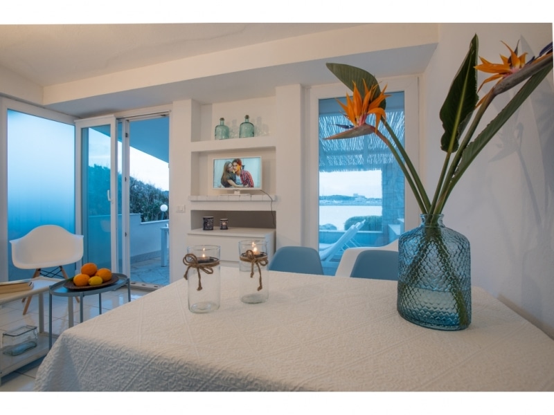 Villa Anfitrite - Casa vacanze sul mare a Villasimius in Sardegna - sala da pranzo con ampia vetrata sul patio.
