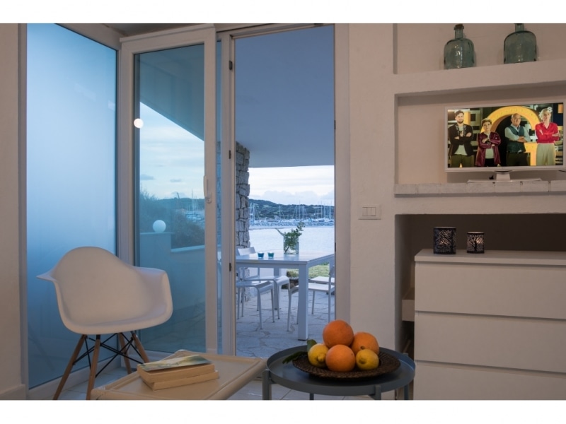 Villa Anfitrite - Casa vacanze sul mare a Villasimius in Sardegna - sala da pranzo con accesso al patio.