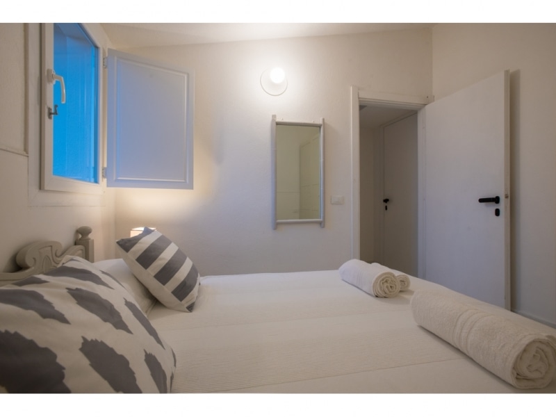 Villa Anfitrite - Casa vacanze sul mare a Villasimius in Sardegna - camera matrimoniale con finestra.