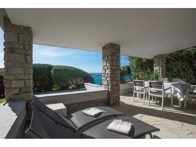 Villa Nesea - Casa vacanze sul mare a Villasimius in Sardegna - patio esterno con panorama mozzafiato sulla spiaggia e l'area verde circostante.