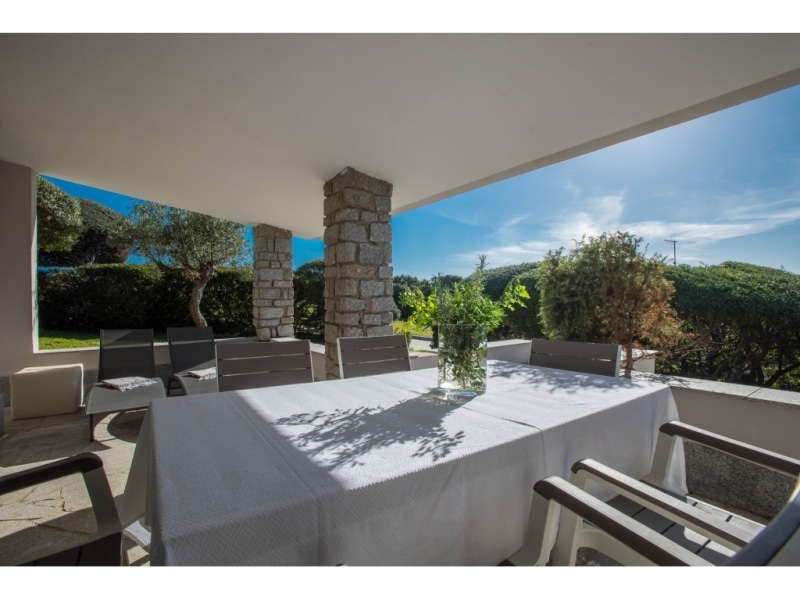 Villa Nesea - Casa vacanze sul mare a Villasimius in Sardegna -patio esterno finemente arredato con vista spiaggia e macchia mediterranea.