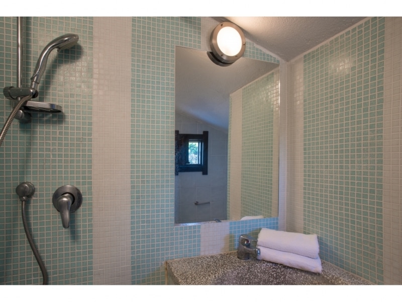 Villa Nesea - Casa vacanze sul mare a Villasimius in Sardegna - bagno elegante e funzionale.