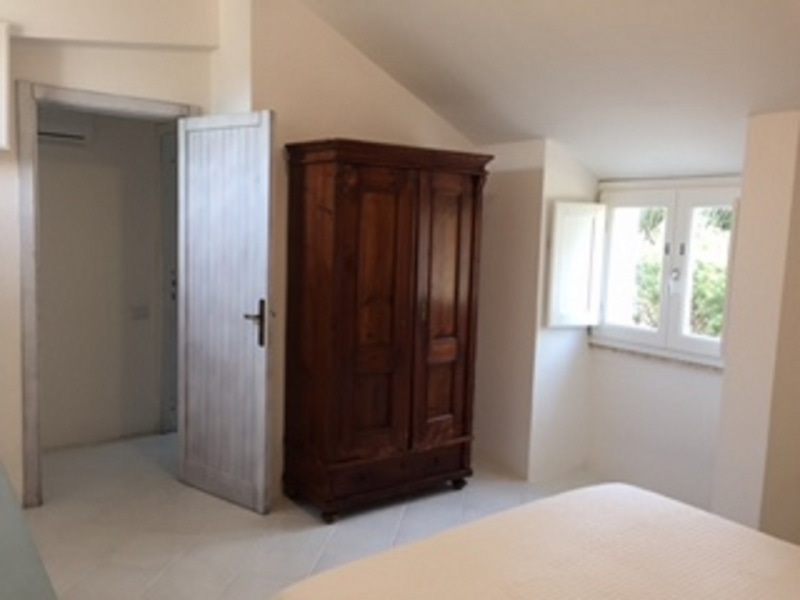 Villa Agave - Casa vacanze sul mare a Villasimius in Sardegna - camera da letto al piano superiore con finestra sul panorama.