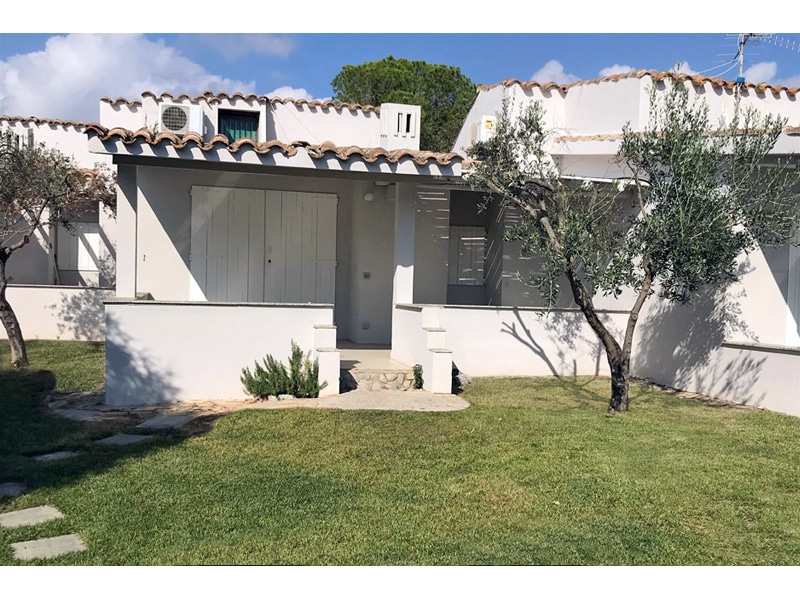 Villa Agave - Casa vacanze sul mare a Villasimius in Sardegna - scorcio di villa con prato antistante.