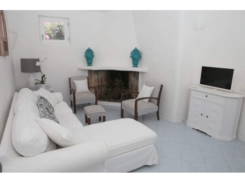 Villa Maria Mercedes - Casa vacanze sul mare a Villasimius in Sardegna - salotto con camino.